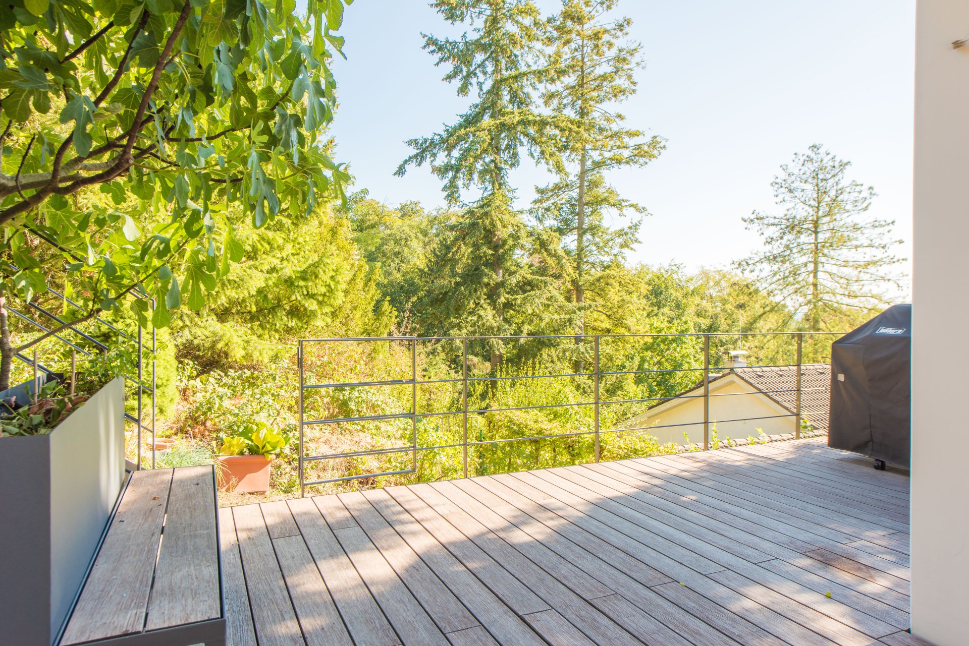 Das Haus im Grünen hat 6 Terrassen, von denen 4 im Jahr ca. 2018 für 70.000,- € angebaut wurden - Oliver Reifferscheid - Immobilienmakler Darmstadt