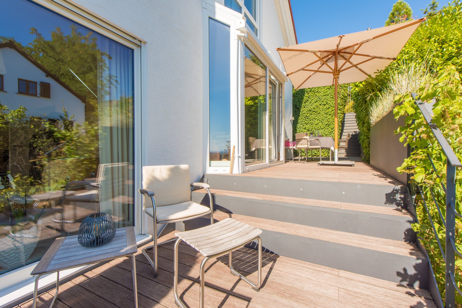 Für jeden sein Plätzchen. Moderne Gestaltung und schöne Terrassendielen (ca. 2018).  - Oliver Reifferscheid - Immobilienmakler Darmstadt