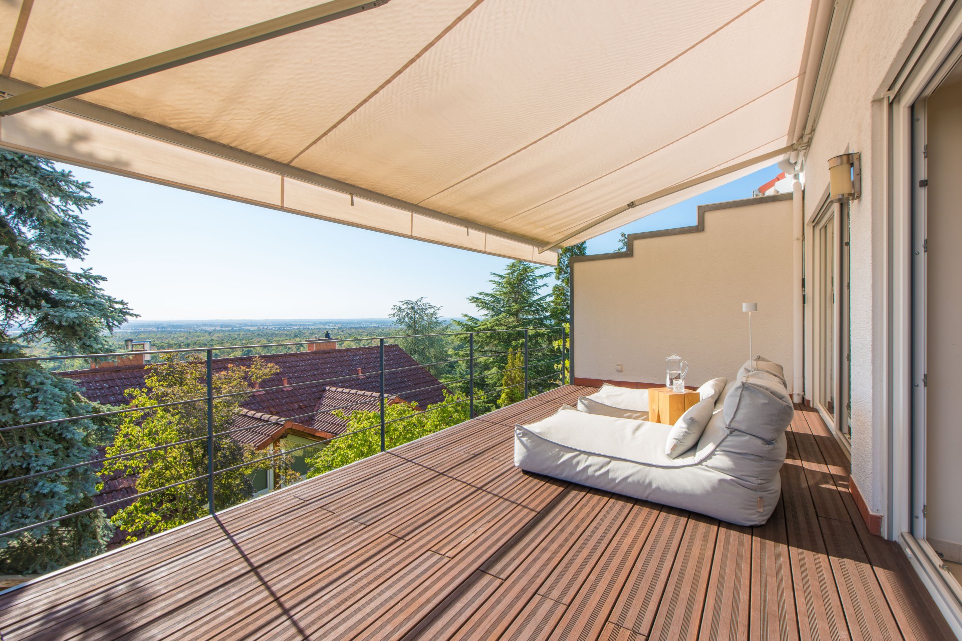 Die elektrische, terrassenbreite und -tiefe Markise ist im Kaufpreis enthalten - Oliver Reifferscheid - Immobilienmakler Darmstadt