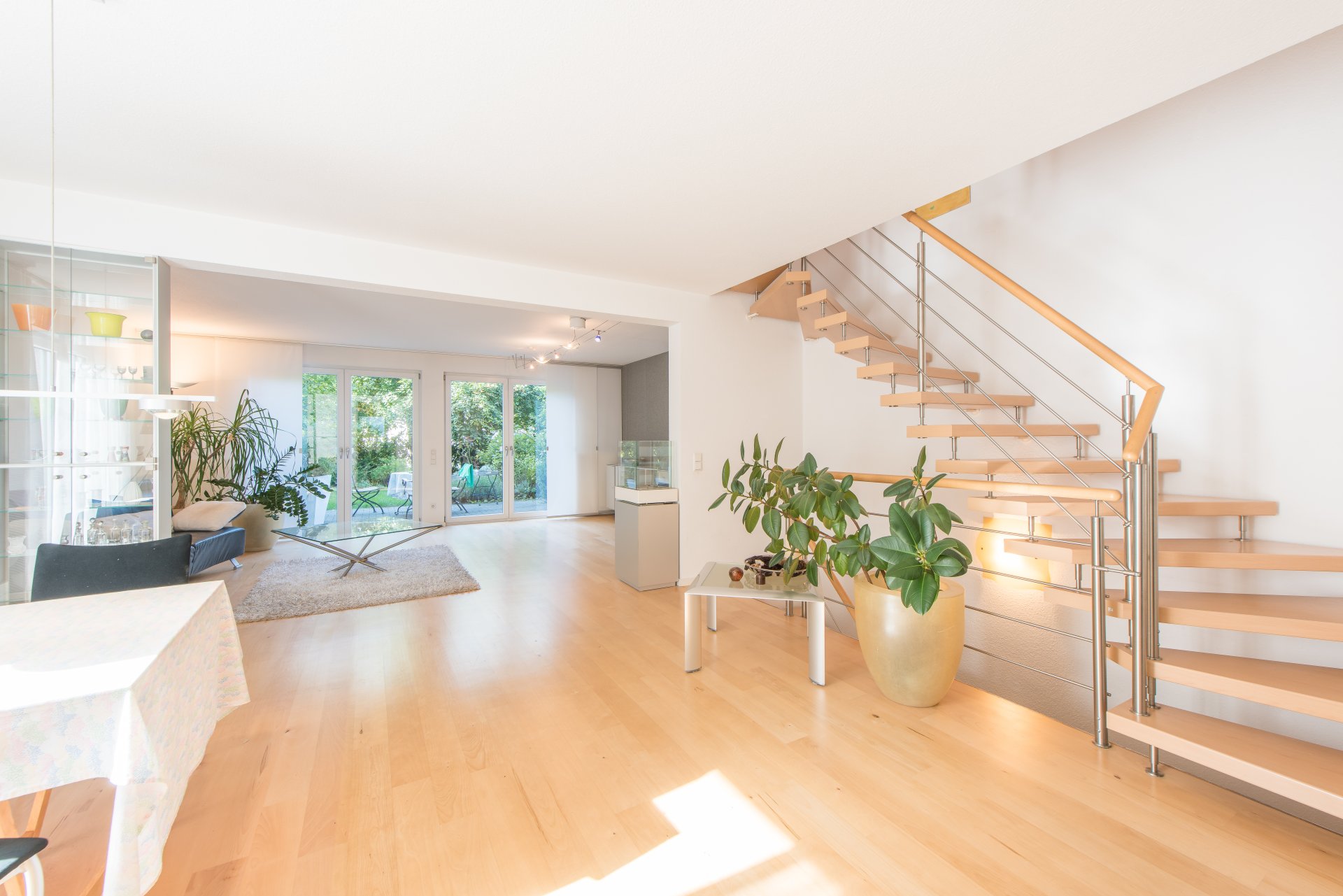 Offener Wohn- Essbereich mit aufwendiger Treppe als Vollholztreppe mit Edelstahlgeländer - Oliver Reifferscheid - Immobilienmakler Darmstadt