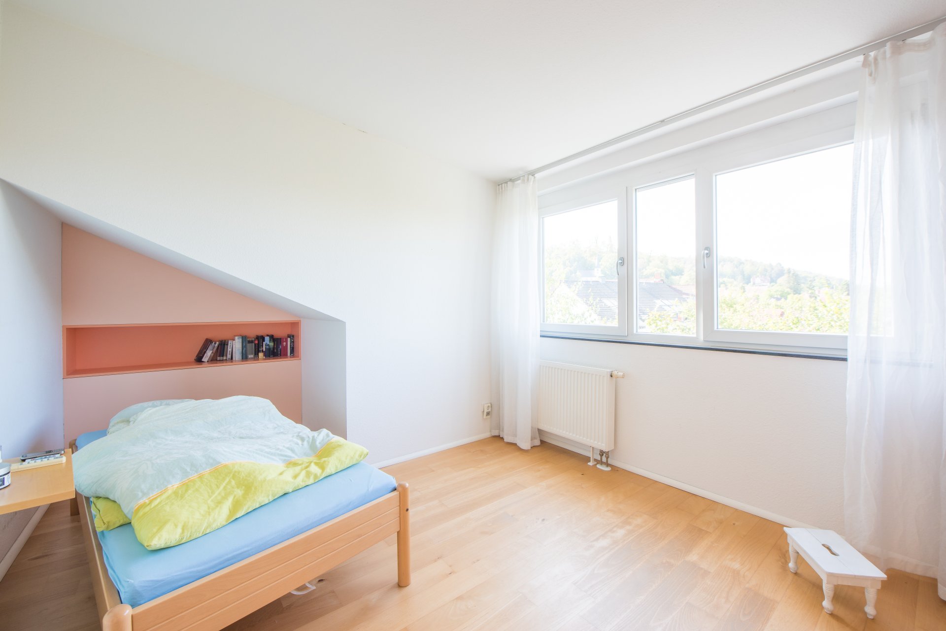 Geschützte Schlafnische unterm Dach, durchs Fenster toller Blick in die Rheinebene und über den Villenort Jugenheim - Oliver Reifferscheid - Immobilienmakler Darmstadt
