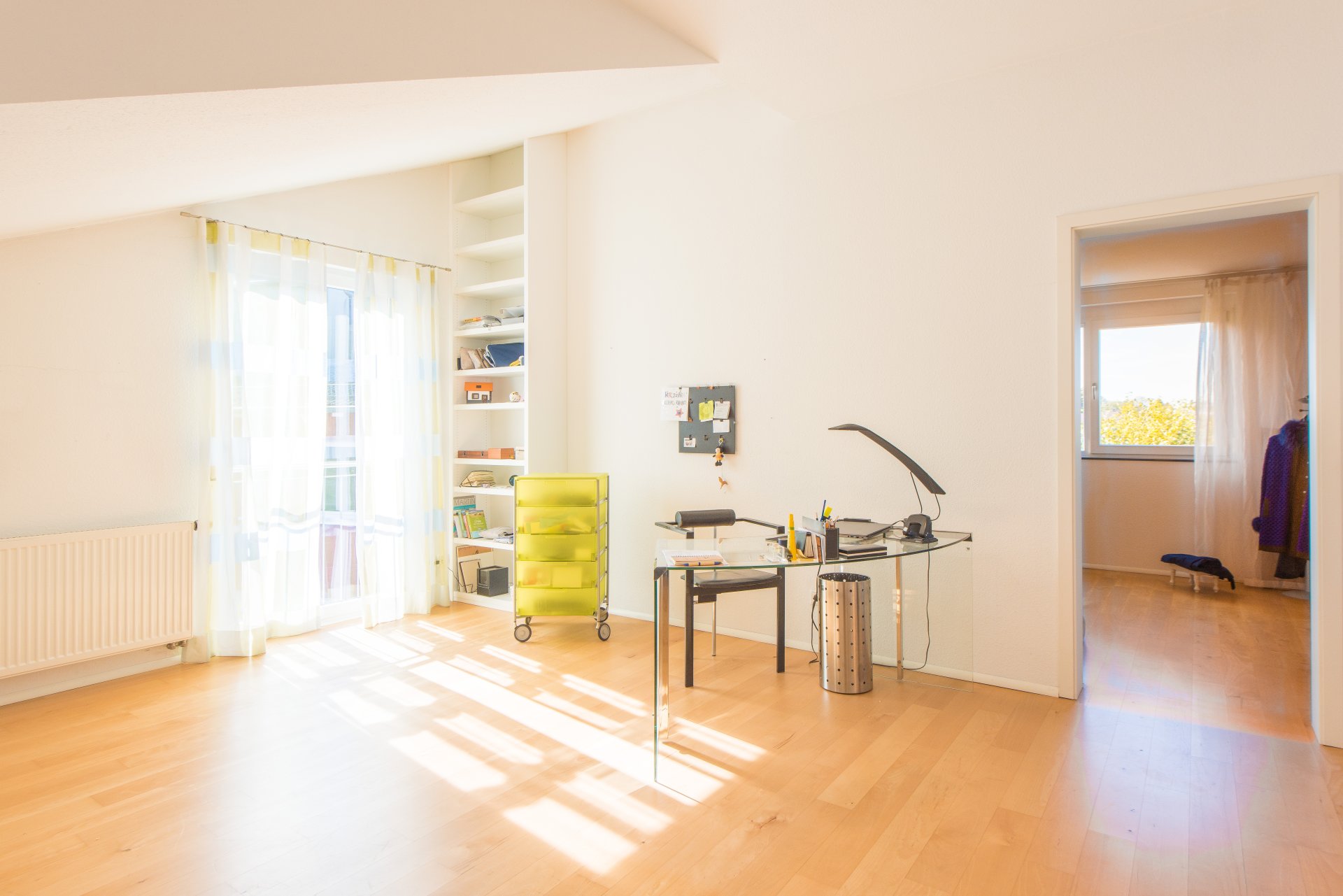 Offene Elternsuite mit Überhöhe und einem weiteren Zimmer (kann leicht in 2 separate Zimmer aufgeteilt werden) - Oliver Reifferscheid - Immobilienmakler Darmstadt