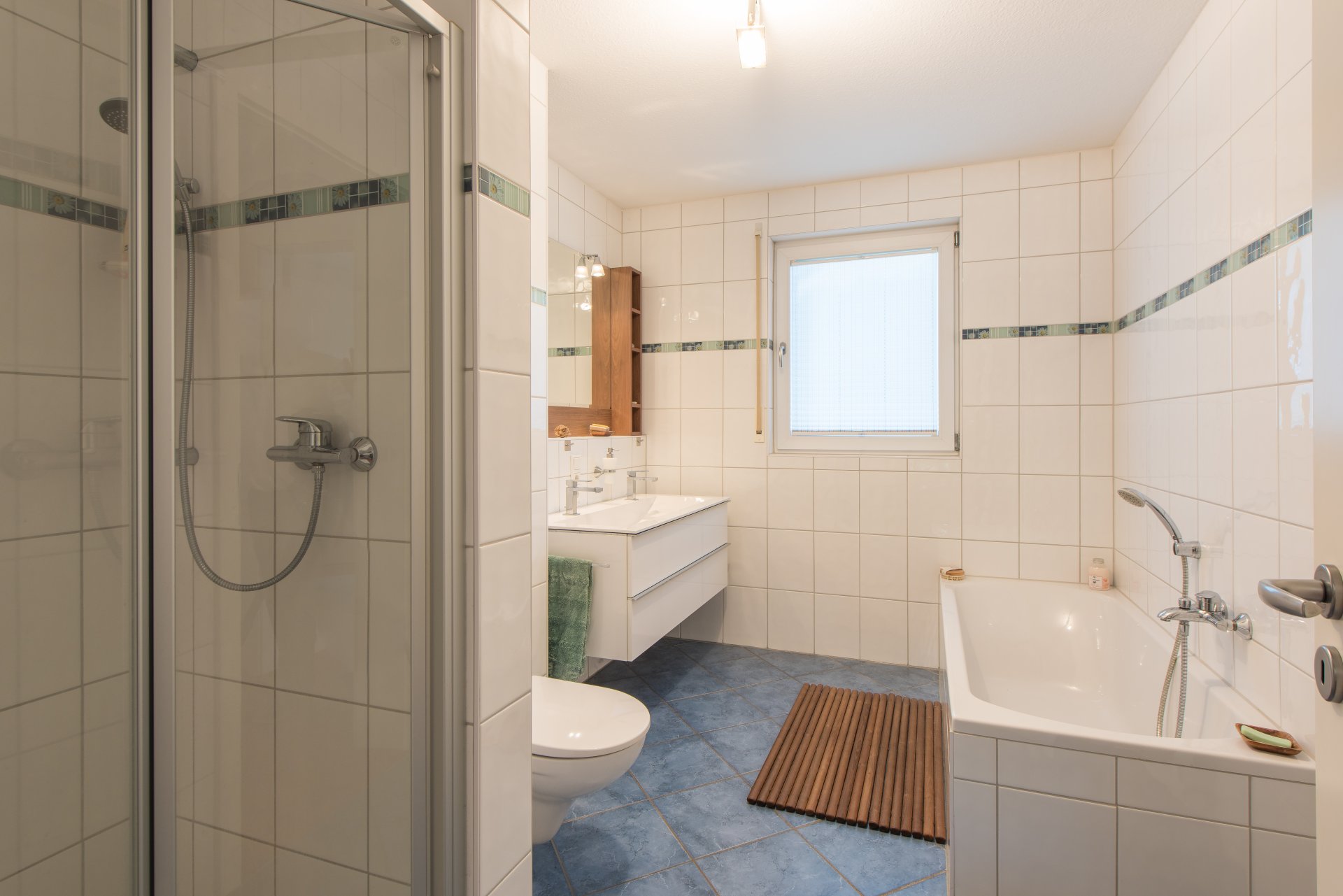 Hauptbad mit Tageslicht, Dusche, Wanne, Doppelwaschtisch und WC - Oliver Reifferscheid - Immobilienmakler Darmstadt