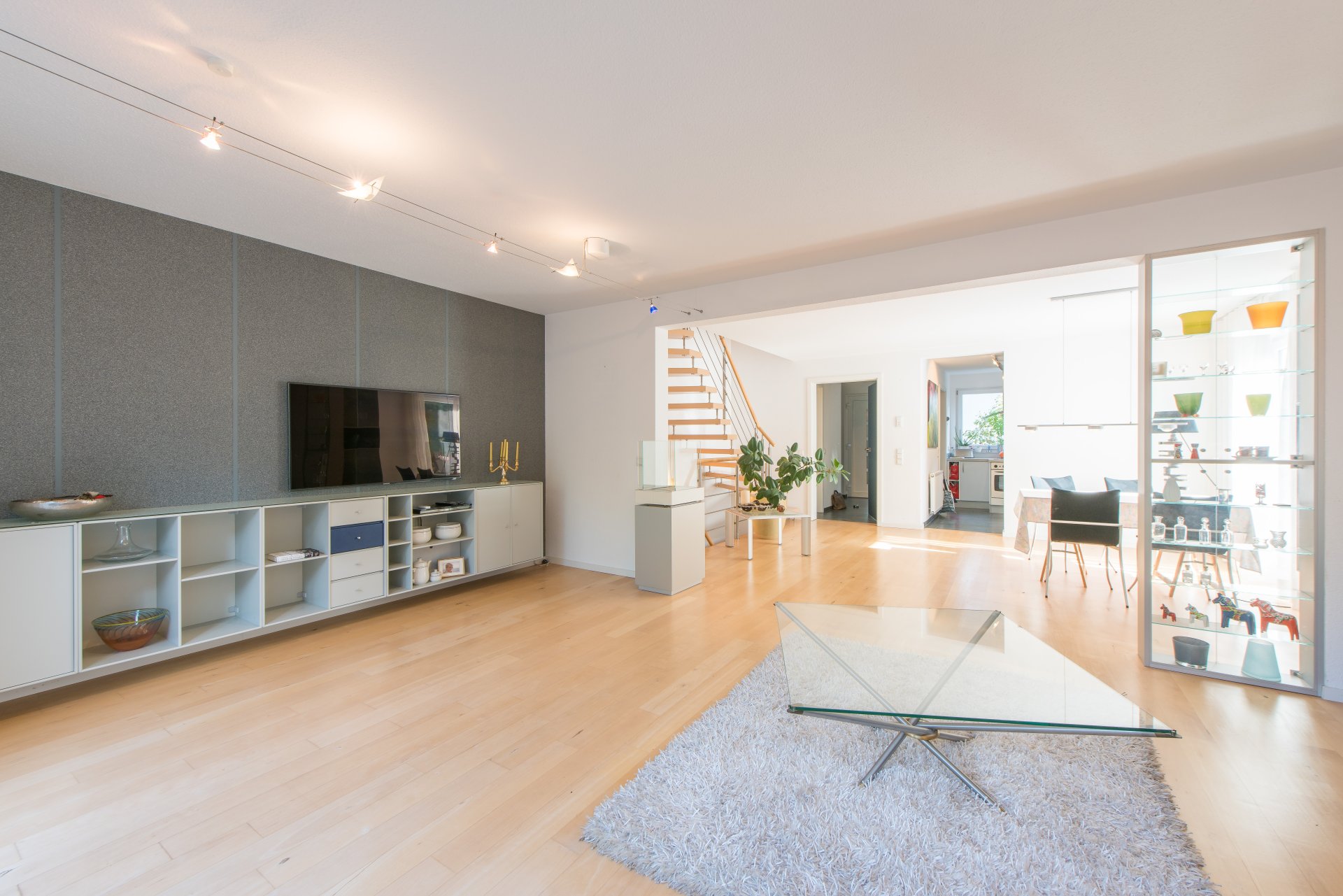 Großes Wohn- Esszimmer mit gepflegtem Ahornparkett - Oliver Reifferscheid - Immobilienmakler Darmstadt