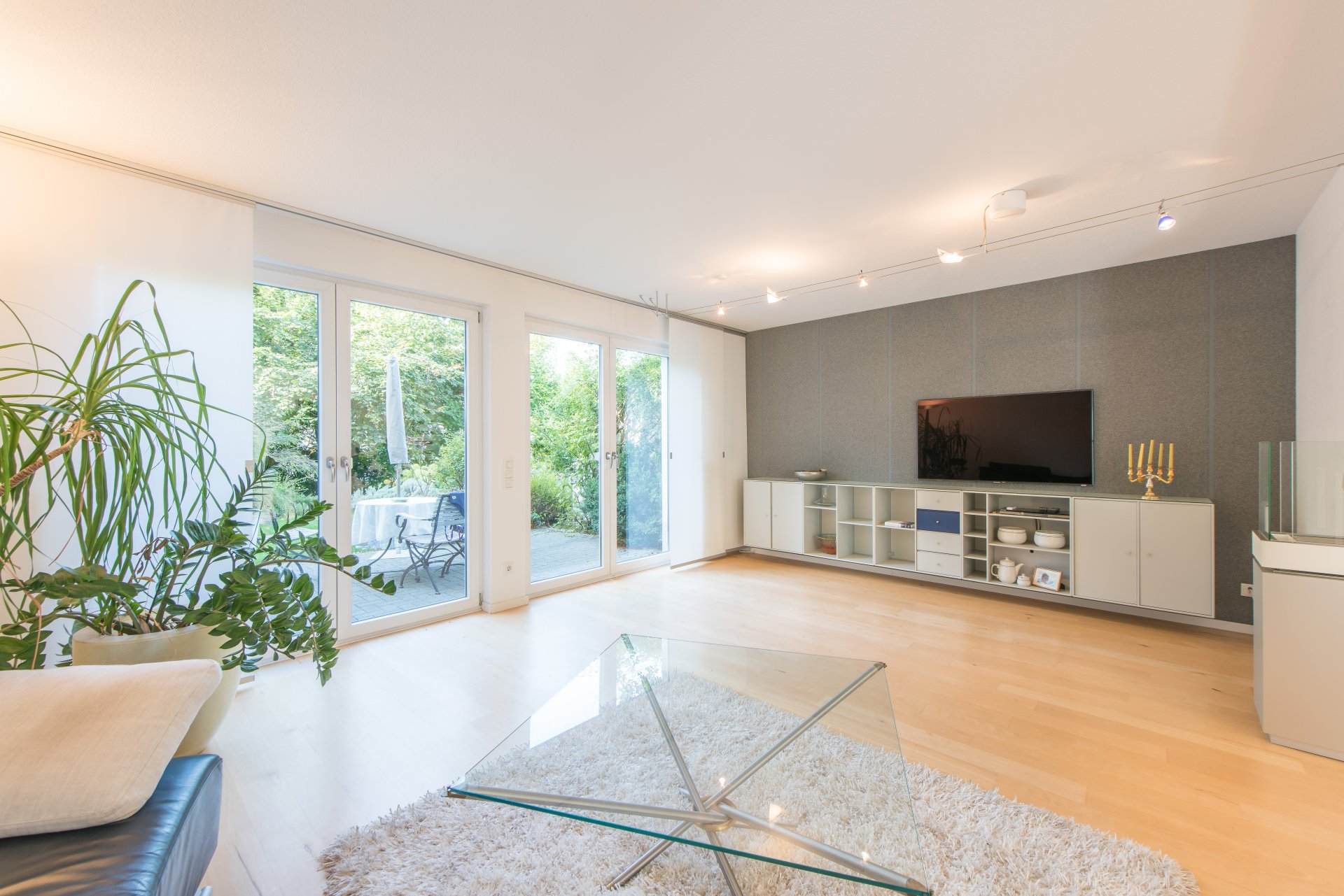 2x doppelflügelige, bodentiefe Fenstertüren zur Südterrasse - Oliver Reifferscheid - Immobilienmakler Darmstadt