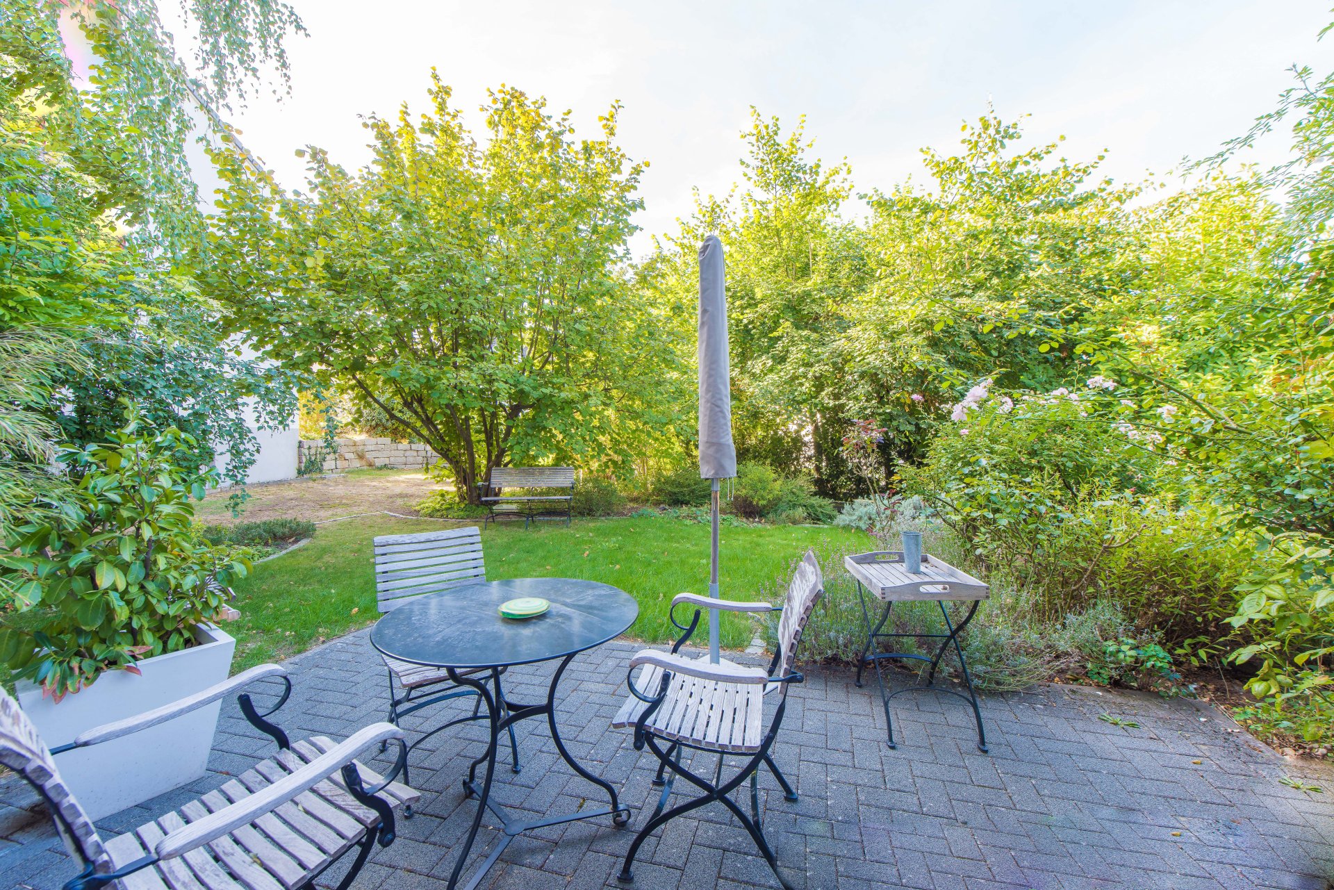 Südterrasse und Südgarten fast uneinsehbar - Oliver Reifferscheid - Immobilienmakler Darmstadt